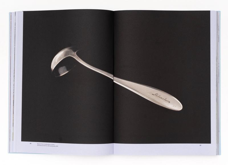Een spread uit het boek Lebensborn